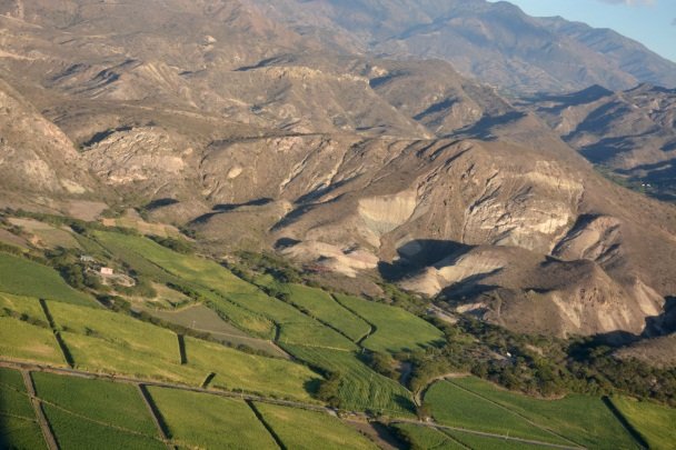 Paisaje andino de montañas y cielo usado como portada del documento original