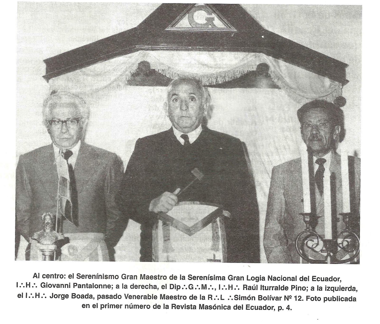 Fotografía en blanco y negro de Giovanni Pantalone, al centro, acompañado por Jorge Boada, a la izquierda, y Raúl Iturralde Pino, a la derecha, en un templo masónico.