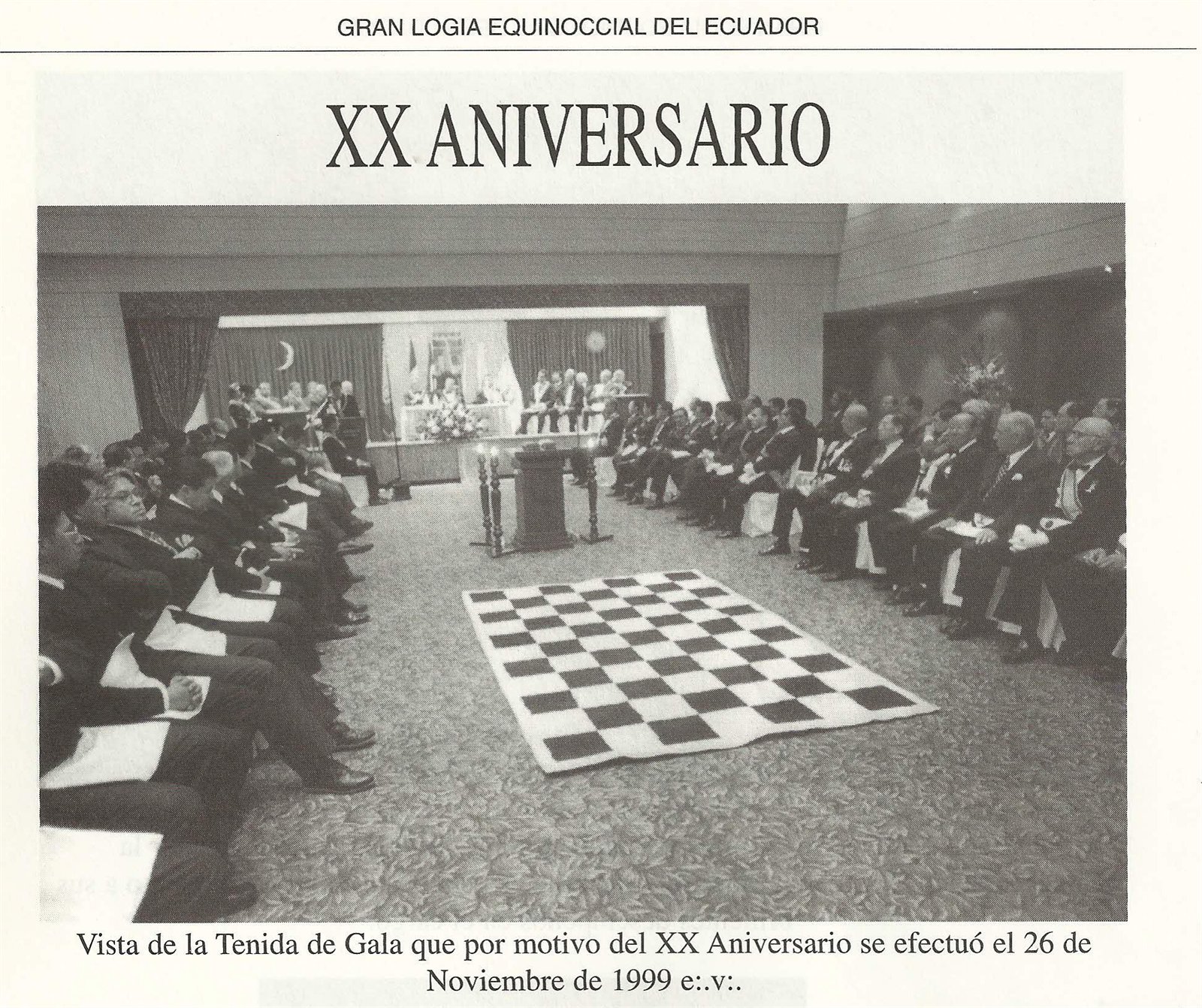 Tenida de gala con asistentes reunidos en un templo masónico